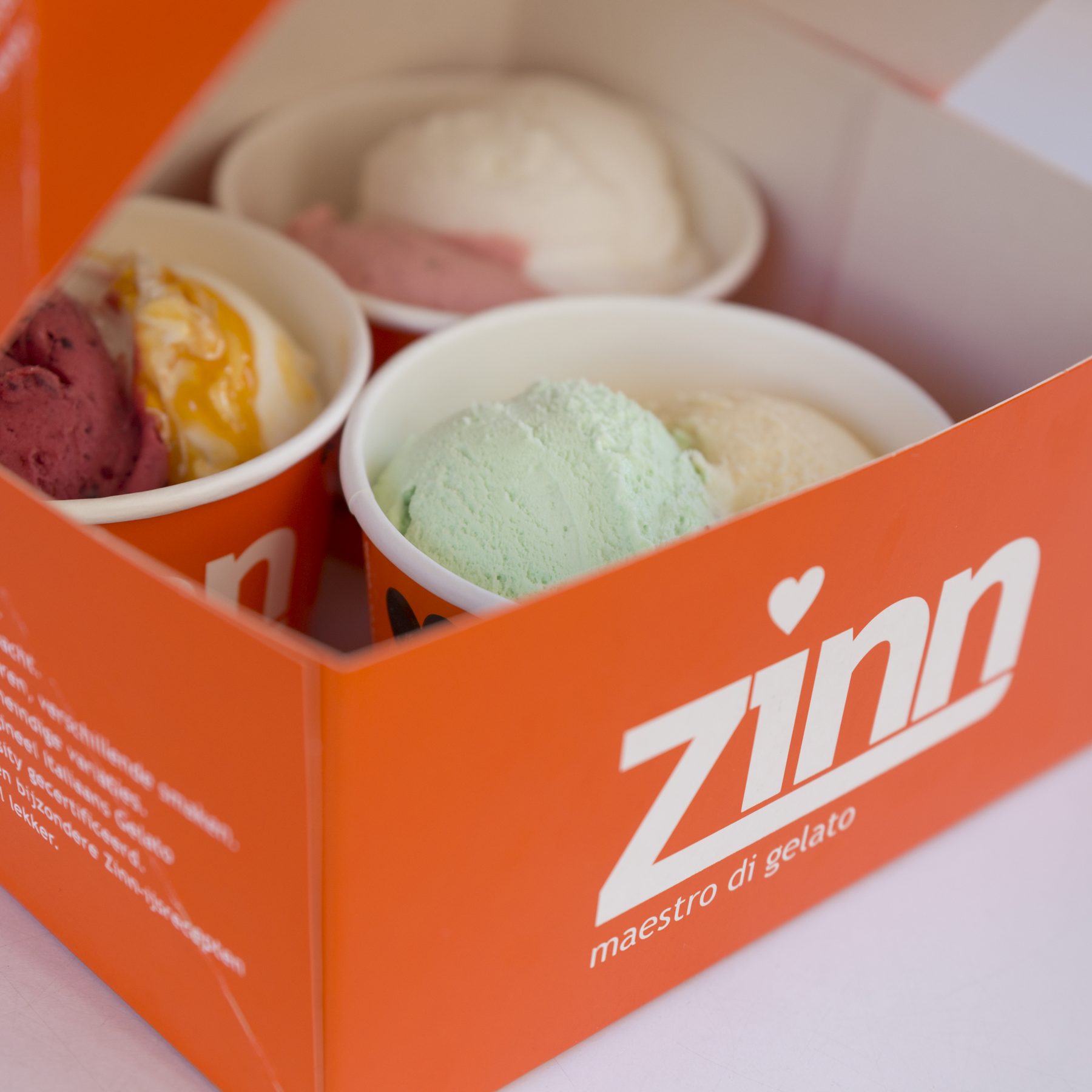 Zinn ijs in een oranje to-go doos